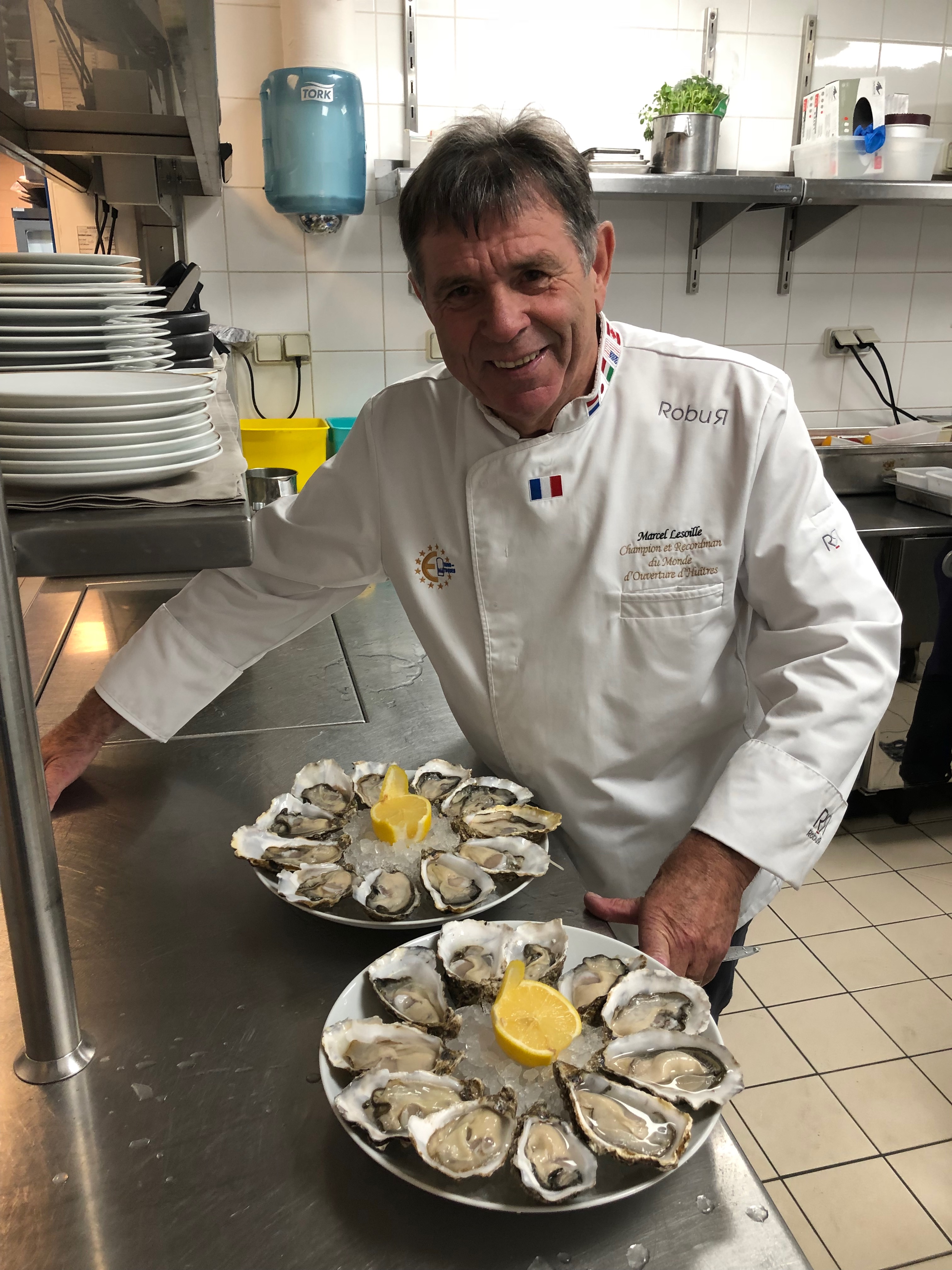 Marcel Lesoille, champion du monde d'ouverture d'huîtres