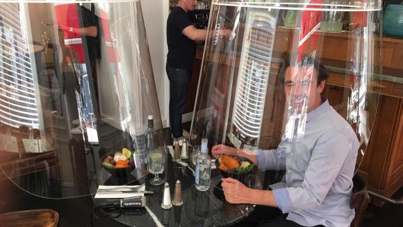 Christophe Gernigon présente son Plex'eat dans un restaurant parisien. Une cloche en plexiglas qui permet de protéger les clients contre le coronavirus © Benjamin Mathieu