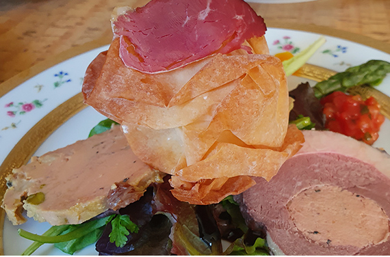 Foie gras et produits des palmipèdes préparés par le chef Thierry Nadiras, à Brive. (MON TRAITEUR 19-46)