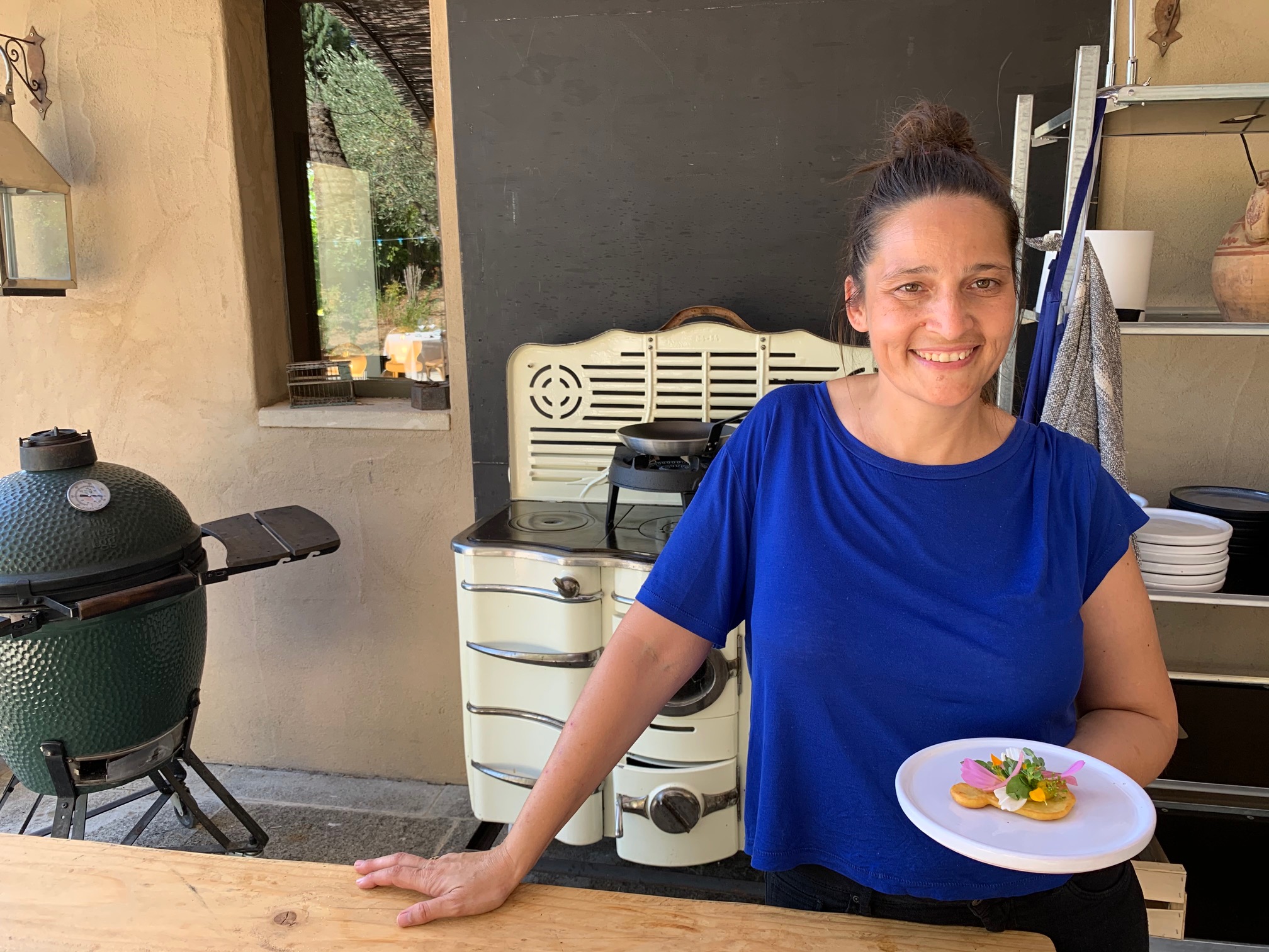 Nadia Sammut à l'auberge de La Fenière, près de Lourmarin dans le Luberon, où elle cuisine en direct devant les convives.