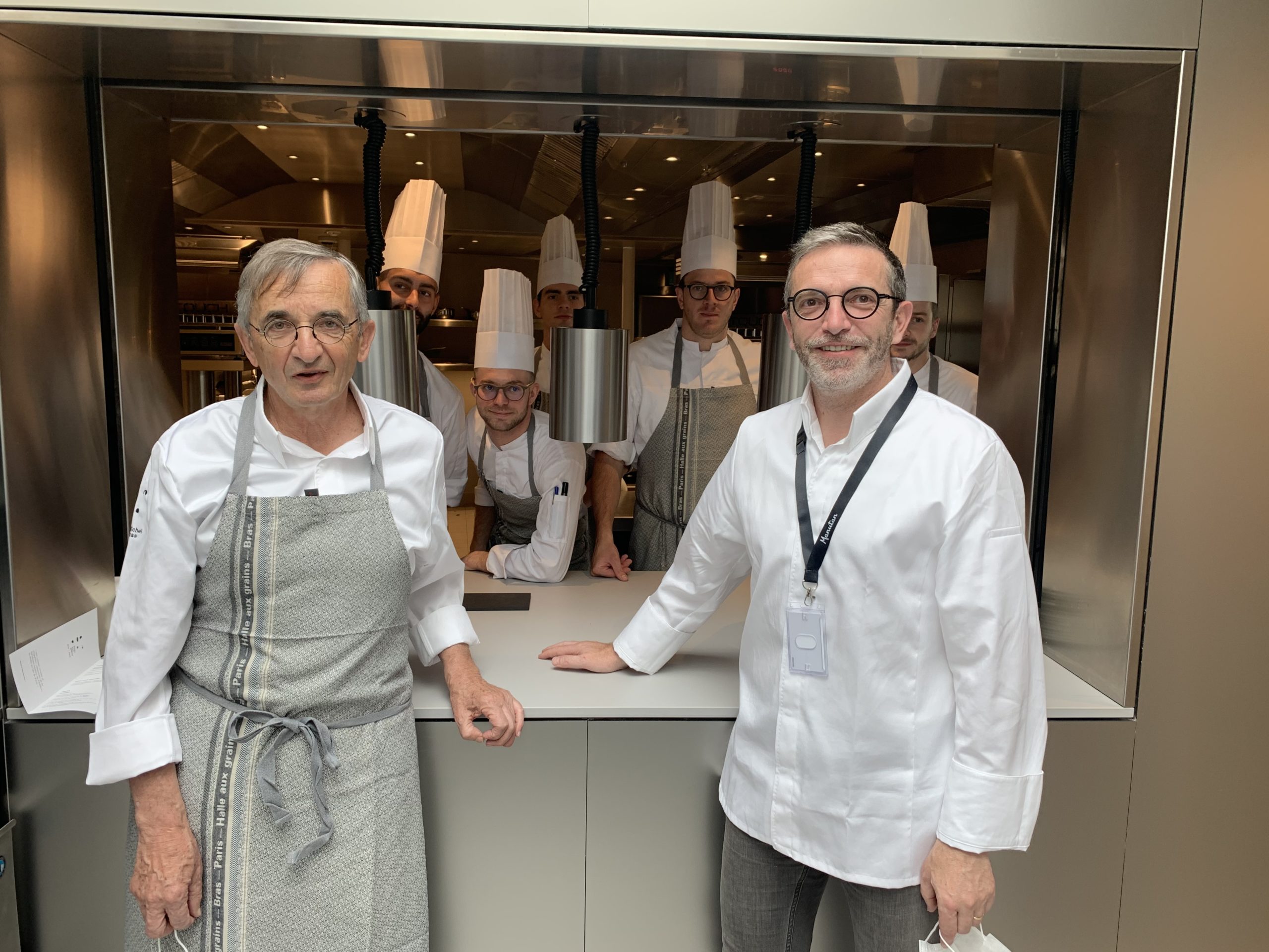 Michel et Sébastien Bras et leur équipe, dans leur nouveau restaurant La Halle aux Grains, à Paris. (LE CHEF / Francis Luzin)