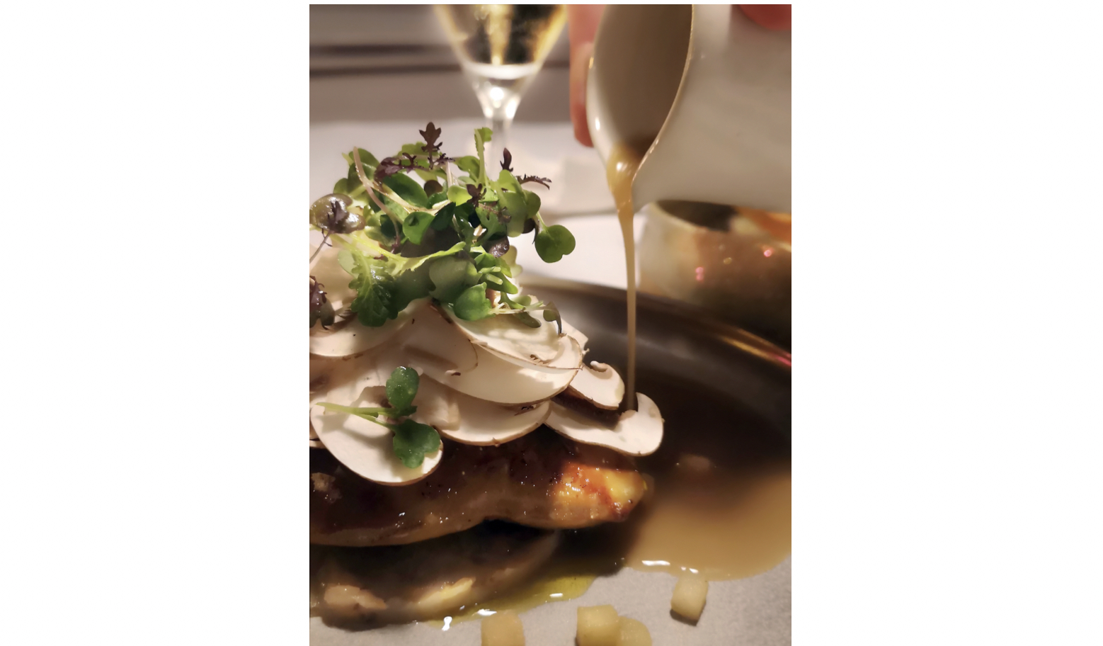 Le foie gras de canard poêlé, oignon doux et anguille fumée, plas d'hiver de Thomas L'Hérisson. (L'AUBERGE DE SAINT-JEAN)
