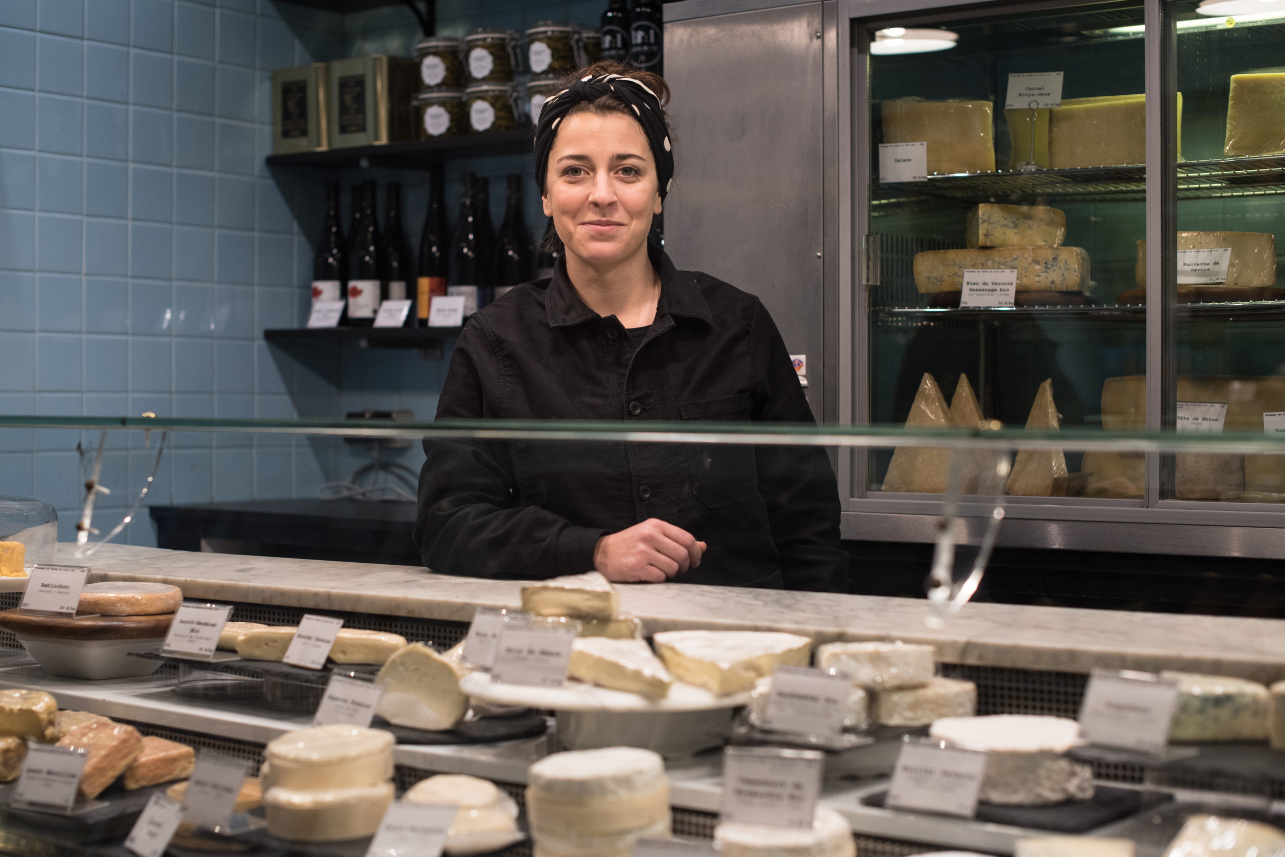 Clara Dumond-Solvit dans sa fromagerie, l'une des plus anciennes de Paris, où elle prépare et affine elle-même certains de ses fromages.
