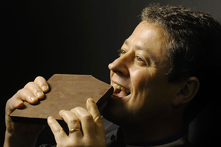 Le champion du monde des métiers du dessert, Olivier Bajard, confirme que le chocolat est l'ingrédient préféré des Français pour la bûche de Noël. (OLIVIER BAJARD)