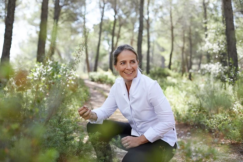 La cheffe Amandine Chaignot est très proche de la nature. Elle a glissé plusieurs herbes dans la recette qu'elle vous propose dans l'émission. (AMANDINECHAIGNOT.COM)