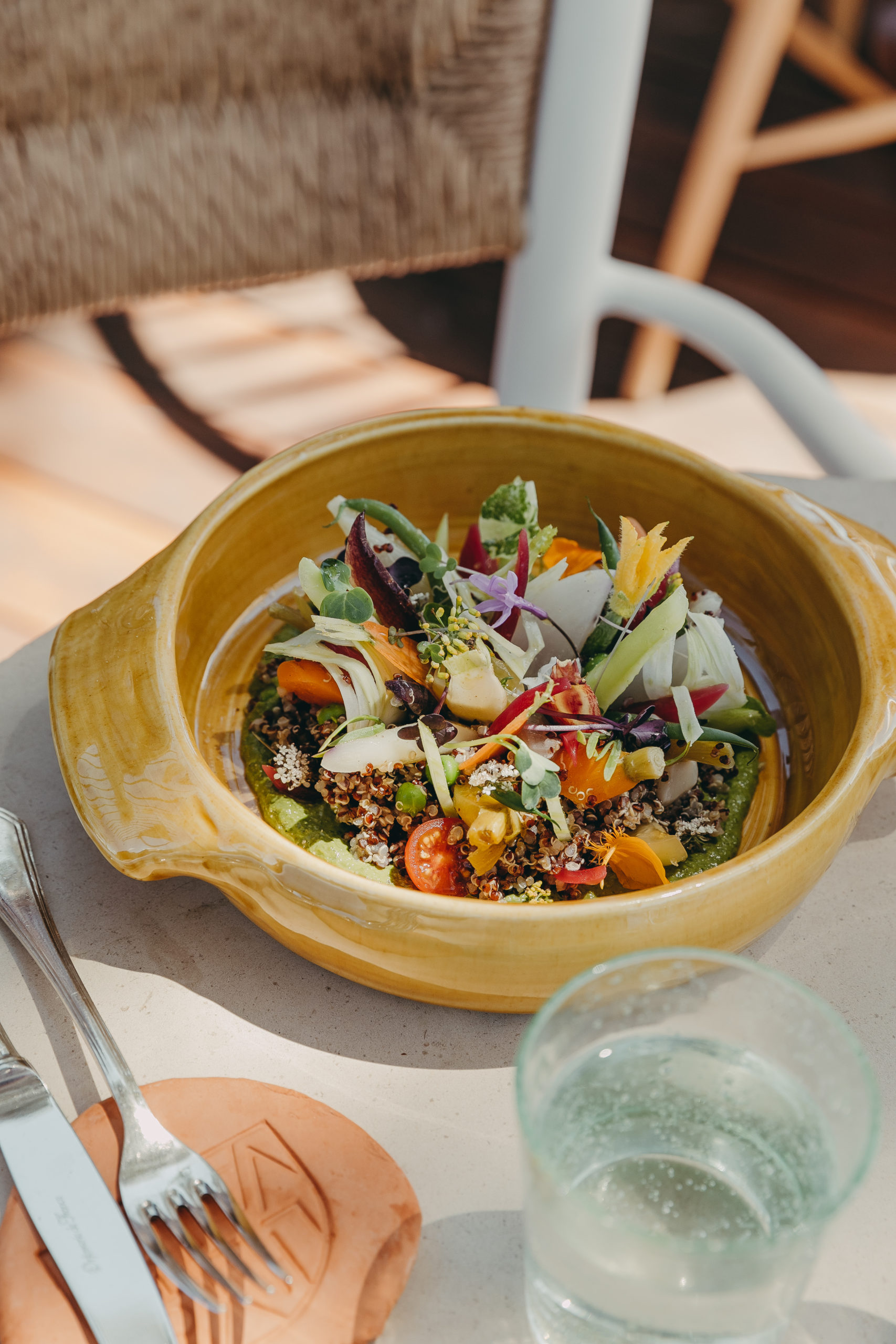 La salade Lily, créée par le chef Vincent Maillard, pour marier gourmandise et bien-être. Elle évolue au fil des saisons et des ingrédients. (LILY OF THE VALLEY / NOVEMBER STUDIO)