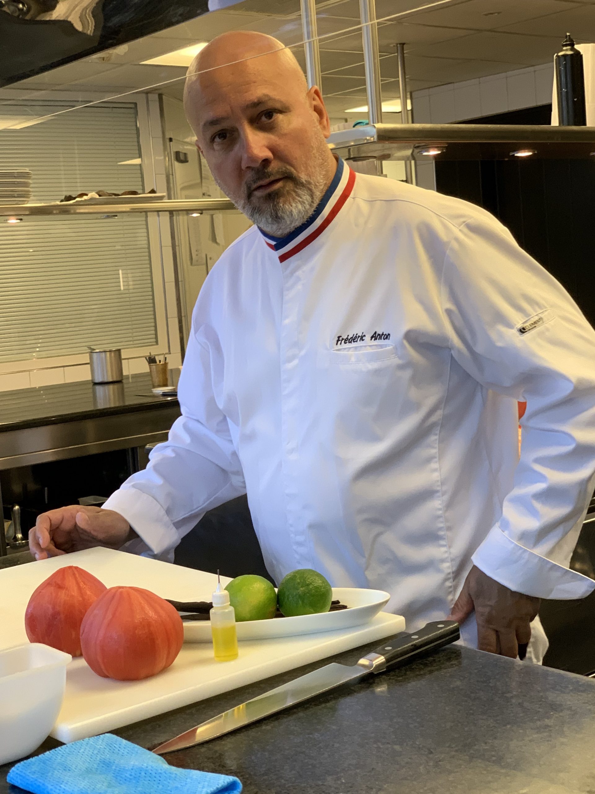 Le chef triple-étoilé et Meilleur Ouvrier de France Frédéric Anton, dans son restaurant du Pré Catelan. (BERNARD THOMASSON)