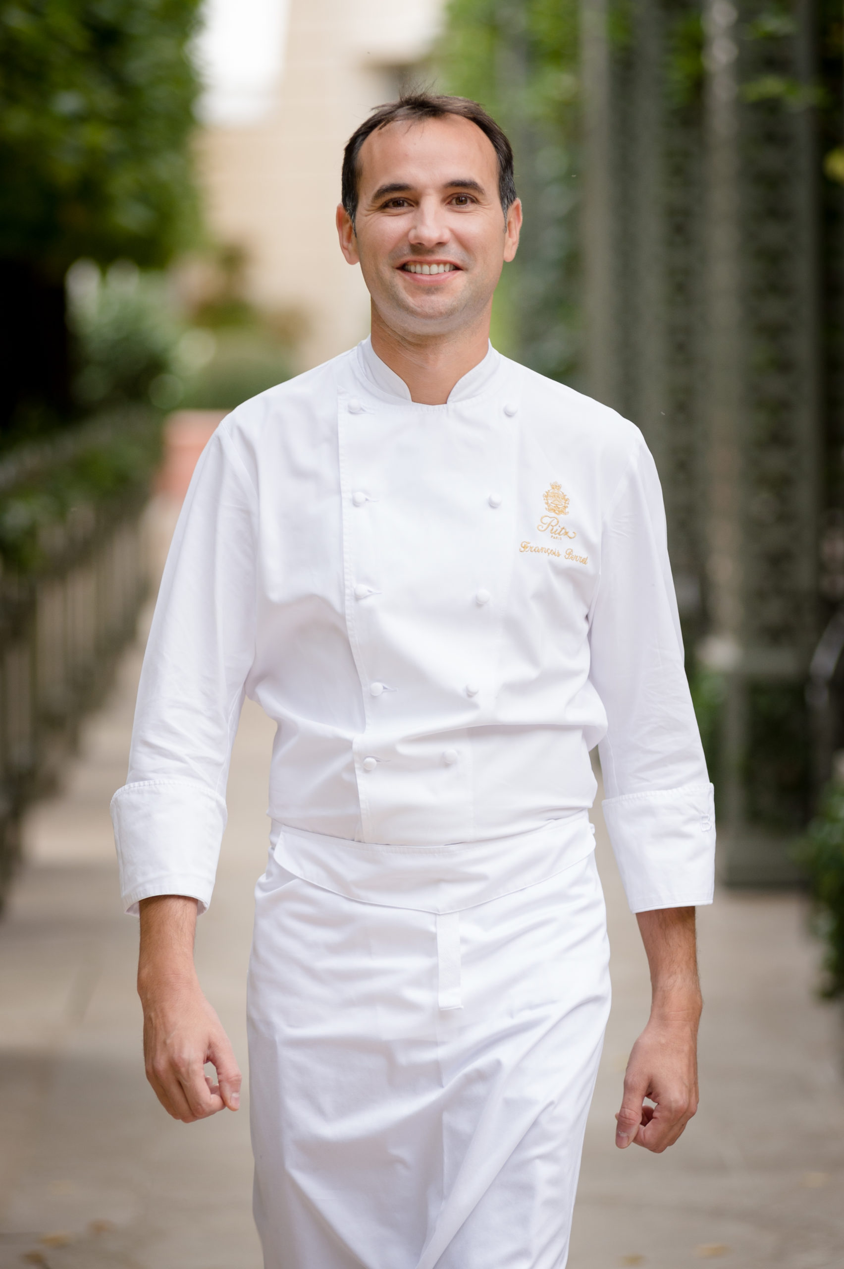 Le chef pâtissier François Perret, meilleur pâtissier de restaurant du monde en 2019, dans les jardins du Ritz à Paris, où il trouve une partie de son inspiration. (RITZ PARIS / STUDIO-ALTEREGO)