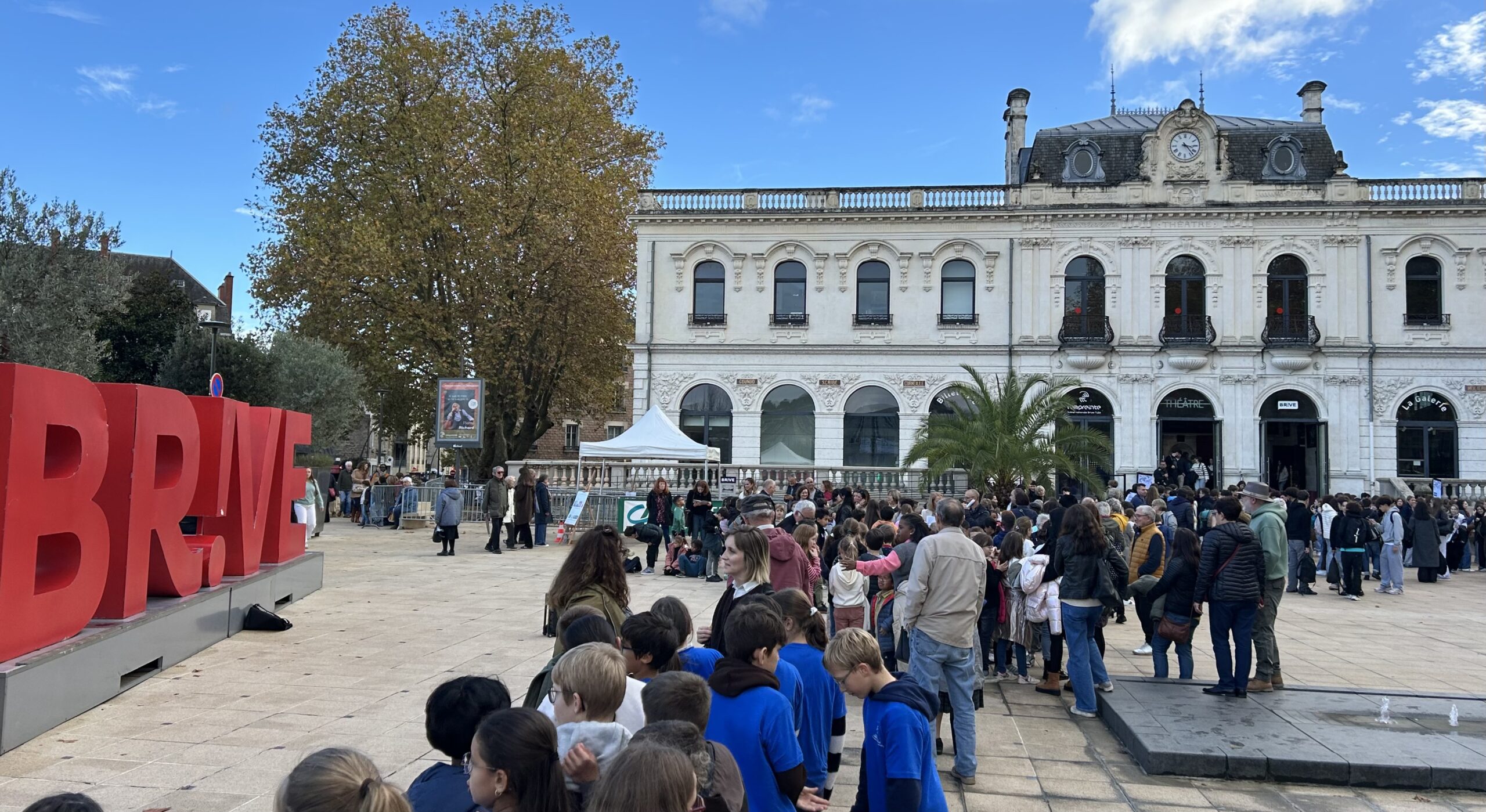 Toute la ville de Brive se mobilise, y compris les enfants. Toute la ville de Brive se mobilise, y compris les enfants.