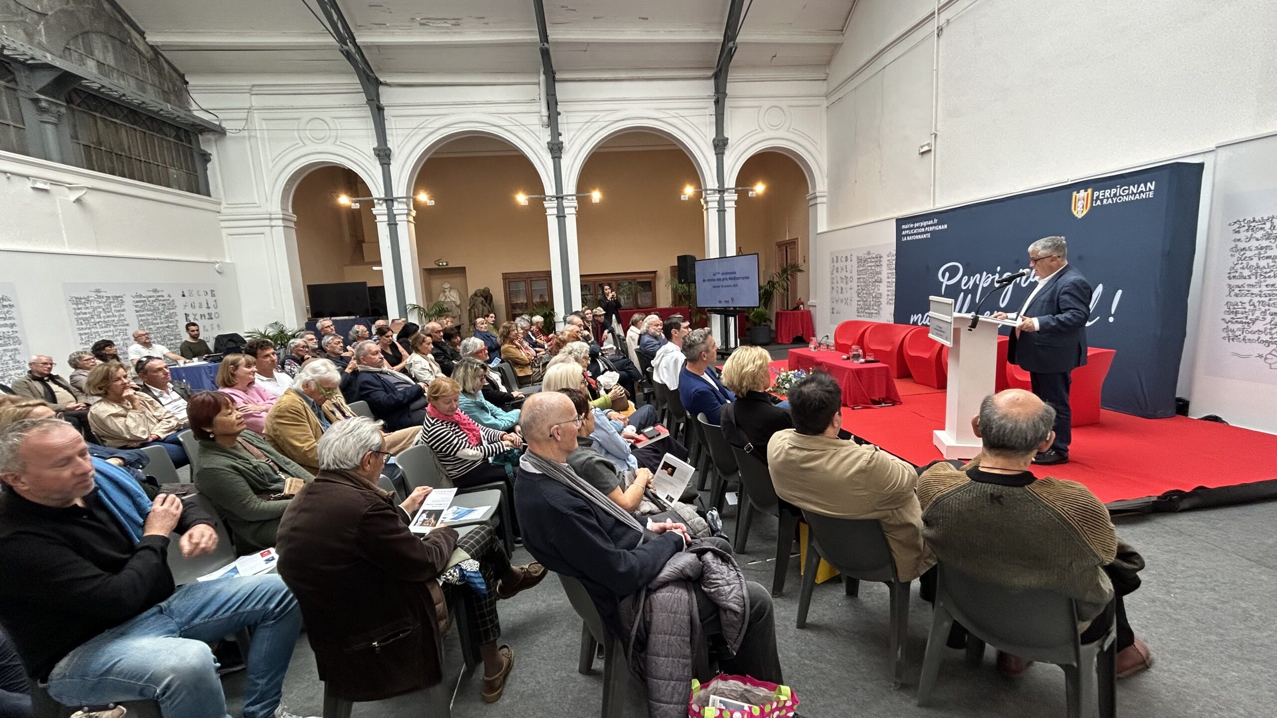 Le public lors de l'annonce des prix par André Bonet, fondateur du Prix Méditerranée.